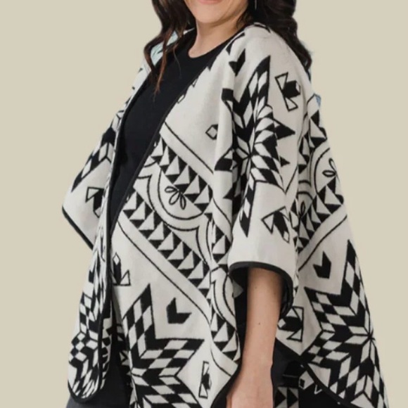 Star Indigenous Geometric Black and White Shawl - Picture 4 of 9